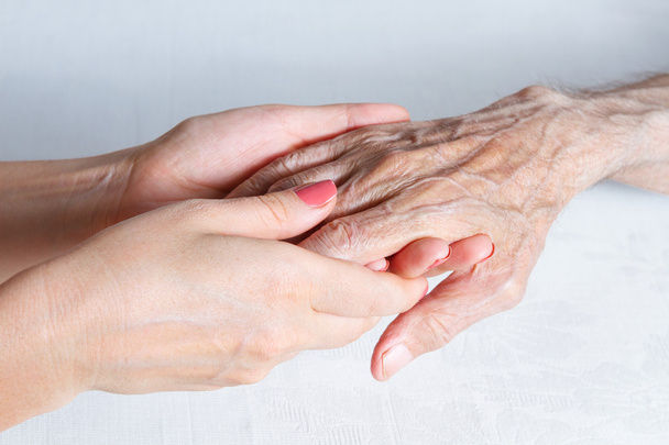 El cuidado está en el hogar de ancianos
 - Foto, Imagen