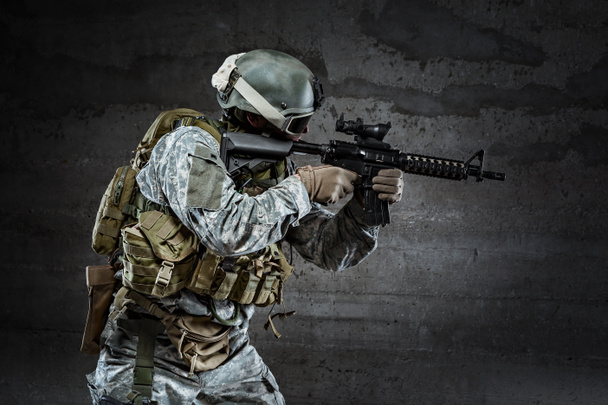 Soldado com máscara apontando um rifle
 - Foto, Imagem