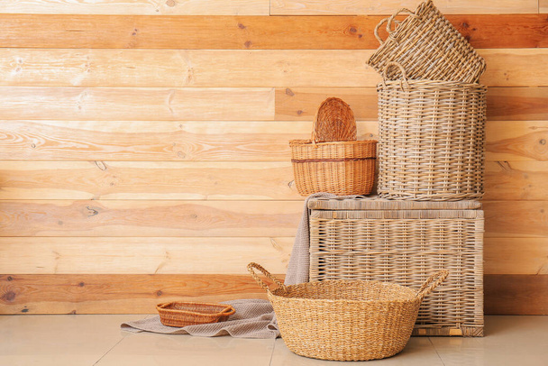 Różne wiklinowe koszyki w pobliżu drewnianej ściany - Zdjęcie, obraz