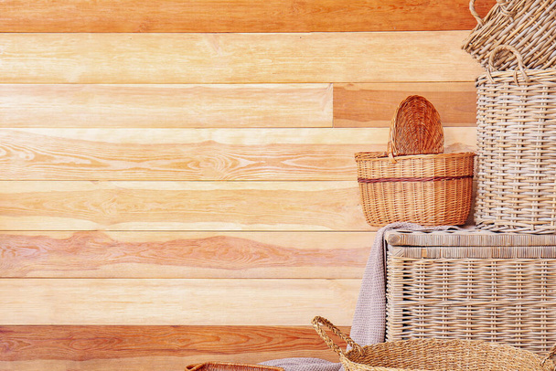 Различные плетеные корзины возле деревянной стены - Фото, изображение