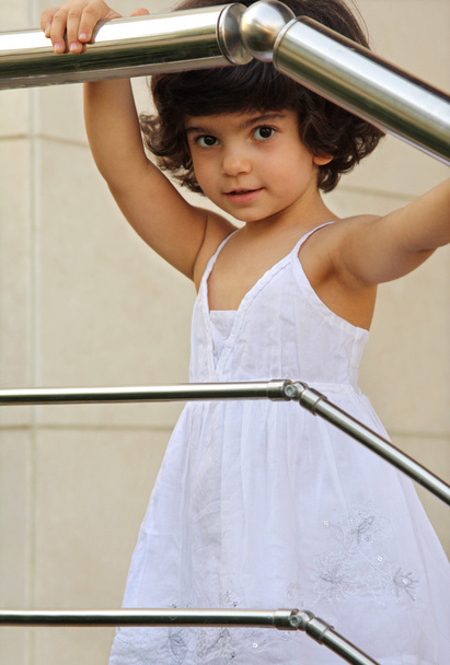 Маленькая белая девочка в белом платье позировала как модель
 - Фото, изображение