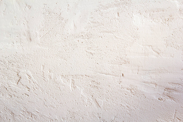 White plastered concrete wall texture, painted built structure of grungy uneven painted plaster. Abstract light background with with irregularities and bubbles - Foto, Imagen