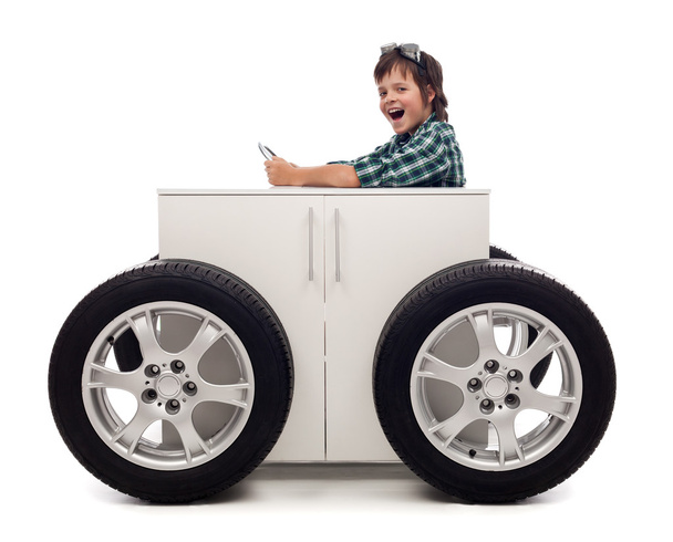 Молодой автомобилист - мальчик играет
 - Фото, изображение
