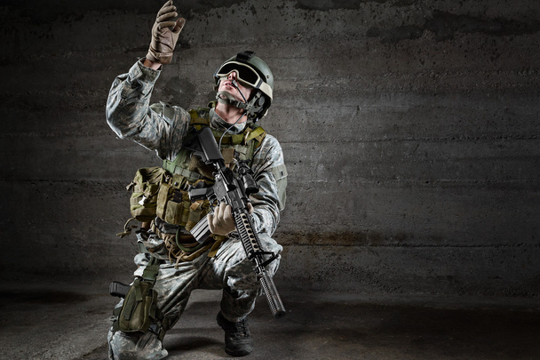 Soldato con maschera alzando lo sguardo
 - Foto, immagini