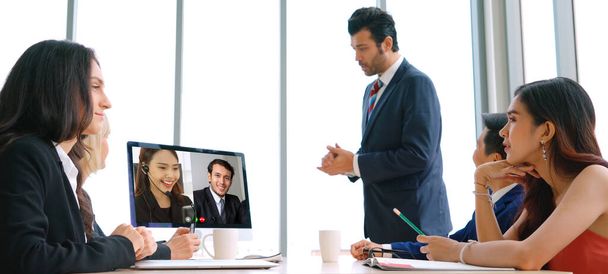 Wideodomofony biznesowe spotykają się w wirtualnym miejscu pracy lub zdalnym biurze. Telepraca połączenie konferencyjne za pomocą inteligentnych technologii wideo do komunikacji kolegi w profesjonalnym biznesie korporacyjnym. - Zdjęcie, obraz