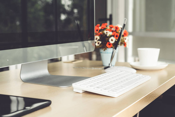 Close-up desktop pc met toetsenbord op tafel in klein modern kantoor of thuiskantoor. Trendy werkplek interieur. - Foto, afbeelding