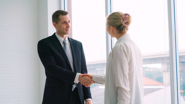 Business people handshake in ufficio aziendale mostrando accordo professionale su un contratto di affare finanziario. - Foto, immagini