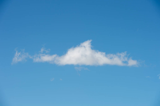 Cloud Shapes Blue Sky, abstrakti pilvi muotoja kaunis sininen taivas tausta - Valokuva, kuva
