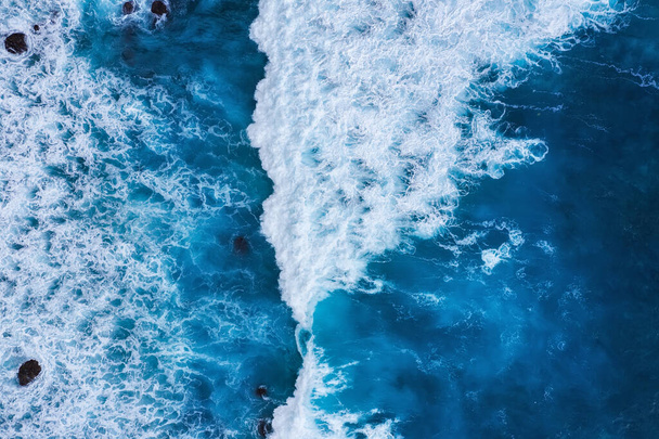 Ondas como pano de fundo. Fundo de água azul da vista superior. Mar e praia. Ataque do drone. Bali, Indonésia. Viagem - imagem
 - Foto, Imagem