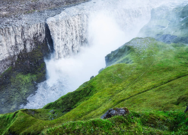 Cascada Dettifoss, Islandia. Famoso lugar en Islandia. Paisaje natural en verano. Vista clásica islandesa. Viajes - imagen. - Foto, imagen