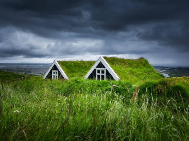 Antiguas casas históricas en el campo en Islandia. Fondo icelandés natural. Viajar por Islandia. Famouns lugar. Imagen de viaje - Foto, imagen
