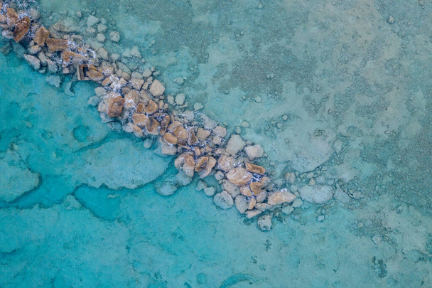 An aerial view of clear blue sea with rocks - Zdjęcie, obraz