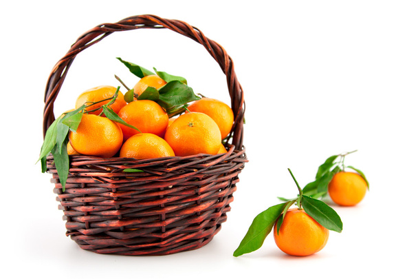 tangerinas orgânicas maduras (tangerinas) em cesto
 - Foto, Imagem
