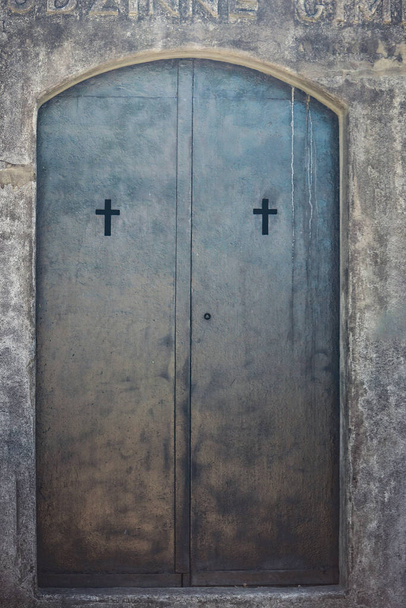 Старая металлическая дверь с поперечными отверстиями украшения - Фото, изображение
