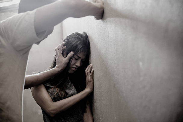 Мужчина избивает жену, иллюстрируя домашнее насилие. Насилие в отношениях.  - Фото, изображение