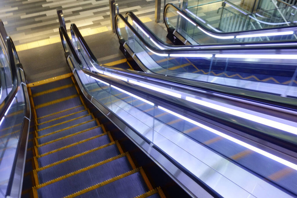 Rolltreppe, modisches und nettes Einkaufszentrum, das direkt mit der U-Bahn verbunden ist - Foto, Bild