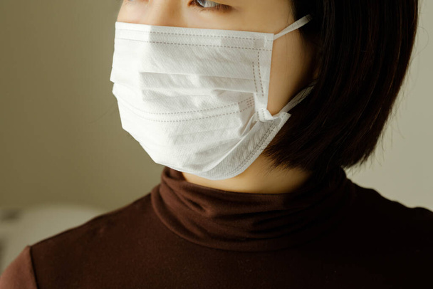 Μια γυναίκα που φοράει μάσκα για την πρόληψη της μόλυνσης - Φωτογραφία, εικόνα