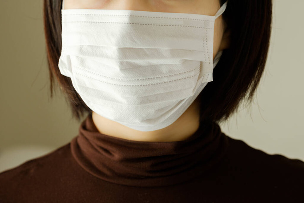Enfeksiyonu önlemek için maske takan bir kadın. - Fotoğraf, Görsel