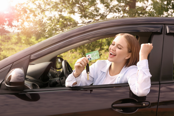 Ευτυχισμένη νεαρή γυναίκα μετά την επιτυχή ολοκλήρωση της δοκιμής άδεια οδήγησης - Φωτογραφία, εικόνα