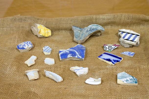 stukken gebroken blauw porselein op een stof in Rio de Janeiro Brazilië. - Foto, afbeelding