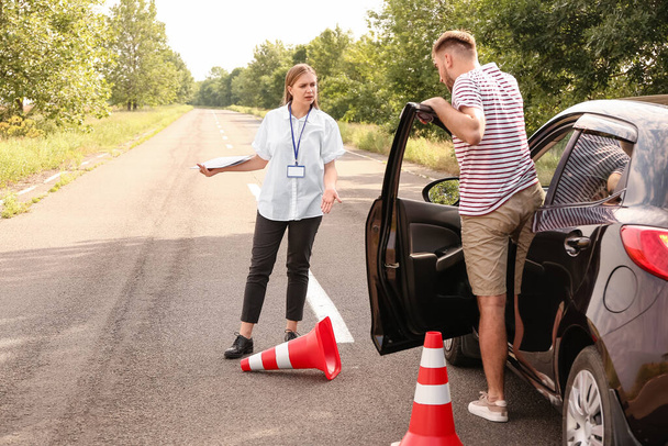 Sürücü ehliyet sınavı yapan eğitmen - Fotoğraf, Görsel