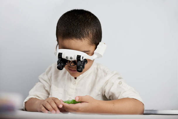 頭バンド虫眼鏡の賢い少年 - 写真・画像