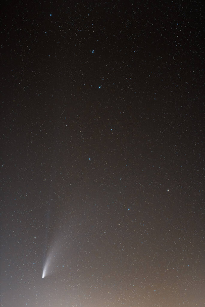 Kometa Neowise i jej dwa długie ogony poniżej gwiazdozbioru Ursa Major - Zdjęcie, obraz