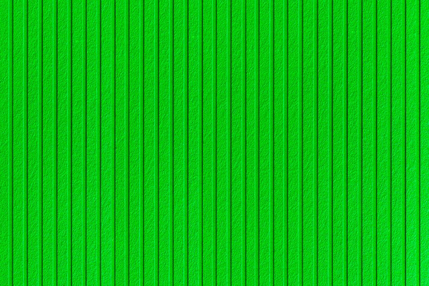 Çizgili ve pürüzsüz arkaplanı olan modern yeşil taş duvar - Fotoğraf, Görsel