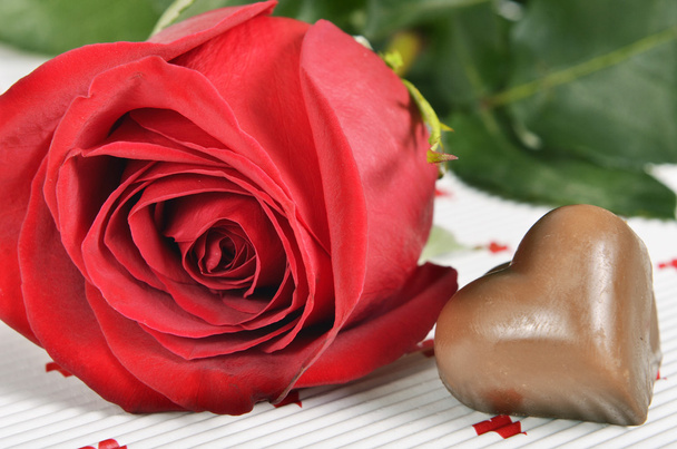 Punainen ruusu ja suklaata
 - Valokuva, kuva
