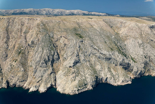 クルク、アドリア海、クロアチアからの急な崖 - 写真・画像
