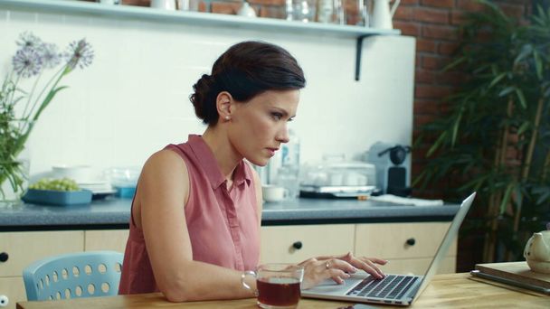 Obchodní žena pracující na laptopu v domácí kanceláři. Žena na volné noze dostat nápad. - Fotografie, Obrázek