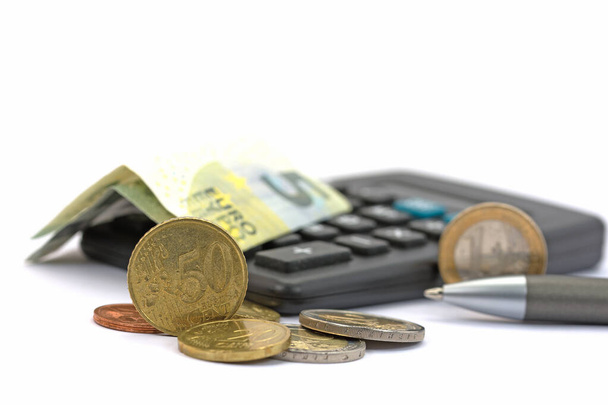Dinheiro e calculadora de bolso contra fundo branco
 - Foto, Imagem