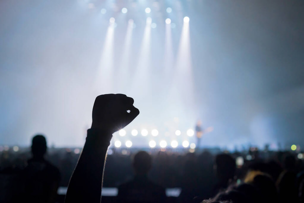 музичний бренд, що демонструється на сцені або концерті Live і дефокусованому розважальному концертному освітленні на сцені з лазерними променями, концепція вечірки
 - Фото, зображення
