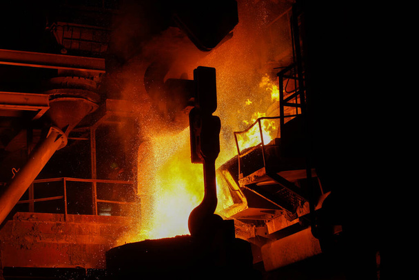 Výroba oceli v elektrických pecích. Jiskry roztavené oceli. Elektrická oblouková pec EAF. Hutní výroba, těžký průmysl, strojírenství, ocelářství - Fotografie, Obrázek