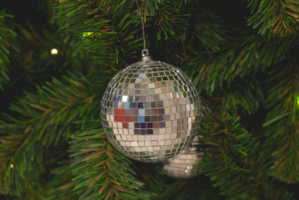Блискуча срібна різдвяна кулька на дереві, орнамент
. - Фото, зображення