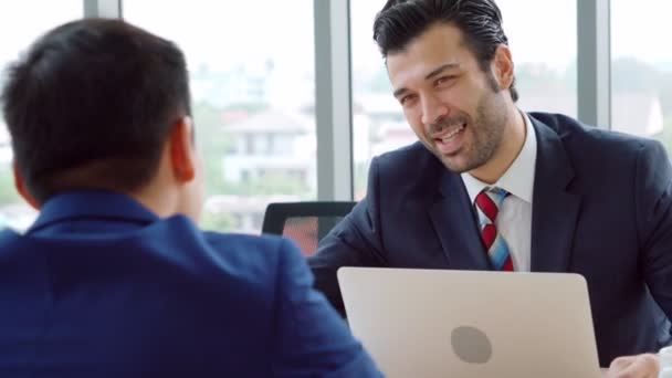 Buscador de empleo en la entrevista de trabajo reunión con el gerente - Metraje, vídeo
