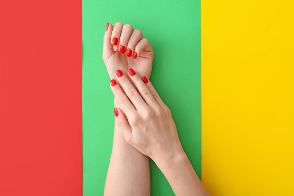 Руки з красивим манікюром на кольоровому фоні
 - Фото, зображення