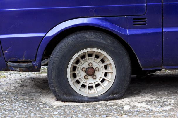 Neumático plano
 - Foto, Imagen