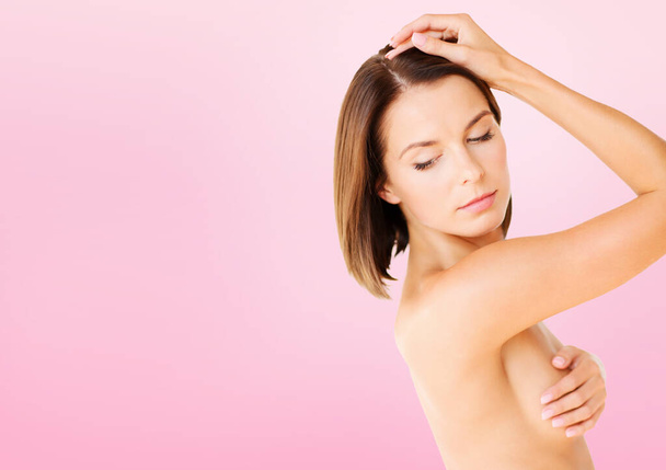 mujer joven que revisa el seno en busca de signos de cáncer - Foto, imagen