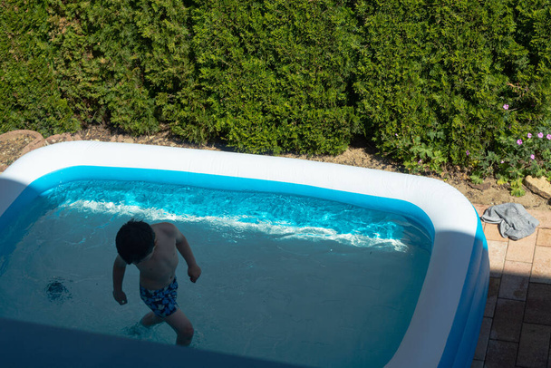 Летние и плавательные мероприятия для счастливых детей у бассейна - Фото, изображение