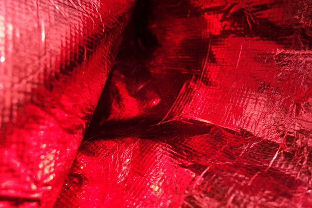 Texture plissée du film de polyéthylène rouge - Photo, image