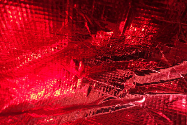 Kırışık kırmızı polietilen film dokusu - Fotoğraf, Görsel