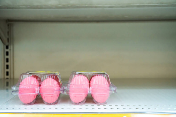 Estantes de huevo vacíos en una tienda de comestibles o supermercado después del miedo y las compras de pánico debido a Covid-19, acaparamiento de alimentos debido al brote de Coronavirus. La estantería de alimentos ha sido borrada de la compra de pánico - Foto, imagen