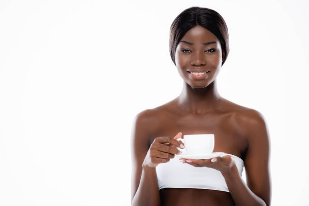 Beyaz kahve içen Afro-Amerikan kadın. - Fotoğraf, Görsel