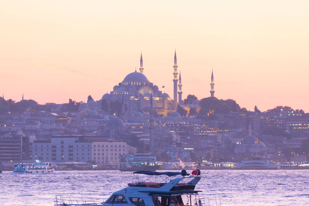 Istanbul Stadt und Sonnenuntergang, die schönsten AussichtJungfrauenturm, Neue Moschee, Blaue Moschee, Hagia Sophia, alte Uhr, Topkapi Palast, die schönsten Ausblicke auf Istanbul und Sonnenuntergang - Foto, Bild