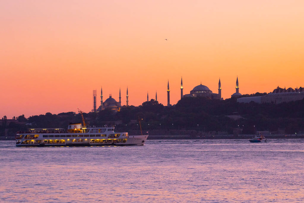 Istanbulin kaupunki ja auringonlasku, kauneimmat maisemat neidon torni, uusi moskeija, sininen moskeija, Hagia Sophia, vanha kello, topkapi palatsi, kauneimmat näkymät Istanbuliin ja auringonlaskuun - Valokuva, kuva