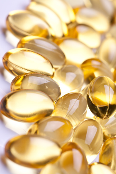 Värikäs vitamiini geeli kapselit eristetty whiteback maahan
 - Valokuva, kuva