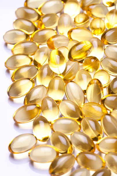 whiteback 지상에 고립 된 다채로운 비타민 젤 캡슐kleurrijke vitamine gel capsules geïsoleerd op grond van de whiteback - Foto, afbeelding