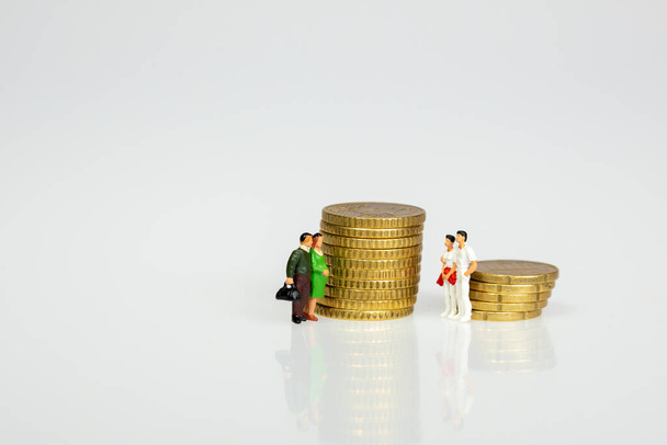 Miniatur Figuren zur Darstellung von Familie und Finanzen - Foto, immagini