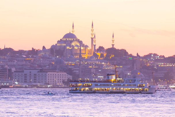 İstanbul şehri ve gün batımı, en güzel manzaralı Kule, Yeni Cami, Mavi Cami, Ayasofya, eski saat, topkapı sarayı, İstanbul 'un en güzel manzarası ve gün batımı. - Fotoğraf, Görsel